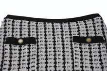 Load image into Gallery viewer, 極美品 CHANEL BOUTIQUE シャネル ブティック ツイード ニット スカート ブラック ホワイト 黒 白 ボトムス ココボタン ココマーク ロゴ 中古 4b004015