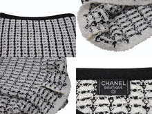 Load image into Gallery viewer, 極美品 CHANEL BOUTIQUE シャネル ブティック ツイード ニット スカート ブラック ホワイト 黒 白 ボトムス ココボタン ココマーク ロゴ 中古 4b004015