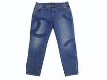 Load image into Gallery viewer, 新品未使用 CHANEL シャネル ココマーク ジップ テーパード デニムパンツ ロゴ ブルー コットン ボトムス P55911V42309 サイズ48 中古 4b004036