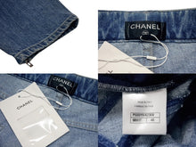 Load image into Gallery viewer, 新品未使用 CHANEL シャネル ココマーク ジップ テーパード デニムパンツ ロゴ ブルー コットン ボトムス P55911V42309 サイズ48 中古 4b004036