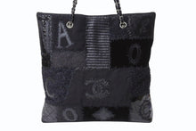 Load image into Gallery viewer, 極美品 CHANEL シャネル パッチワーク チェーントートバッグ 25番台 ココマーク キャンバス デニム ツイード パテント レザー 中古 4b004068