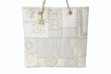 Load image into Gallery viewer, CHANEL シャネル パッチワーク チェーントートバッグ 25番台 ココマーク キャンバス ツイード パテント レザー ホワイト 美品 中古 4b004069