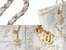 Load image into Gallery viewer, CHANEL シャネル パッチワーク チェーントートバッグ 25番台 ココマーク キャンバス ツイード パテント レザー ホワイト 美品 中古 4b004069