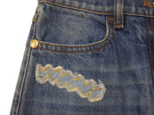 Load image into Gallery viewer, CHANEL シャネル デニムパンツ ジーンズ P61828V47197 サイズ36 パッチデザイン インディゴブルー ココマーク 美品 中古 4b004096
