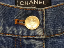 Load image into Gallery viewer, CHANEL シャネル デニムパンツ ジーンズ P61828V47197 サイズ36 パッチデザイン インディゴブルー ココマーク 美品 中古 4b004096