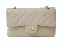 Load image into Gallery viewer, CHANEL シャネル マトラッセ23 Wフラップ Wチェーンショルダーバッグ 2番台 ラムスキン ココマーク ベージュ ゴールド金具 美品 中古 4b004104