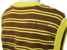 Load image into Gallery viewer, 極美品 MIUMIU ミュウミュウ ニット ベスト ロゴ ボーダー ウール イエロー ブラウン マルチカラー 中古 4b004108
