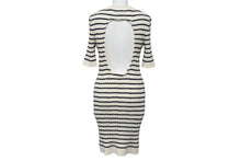 Load image into Gallery viewer, 極美品 CHANEL シャネル 23SS ニットワンピース P74153K10655 サイズ36 ココマーク ボーダー アイボリー ネイビー 背中開き 中古 4b004130