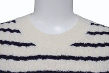 Load image into Gallery viewer, 極美品 CHANEL シャネル 23SS ニットワンピース P74153K10655 サイズ36 ココマーク ボーダー アイボリー ネイビー 背中開き 中古 4b004130