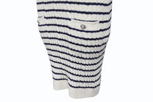Load image into Gallery viewer, 極美品 CHANEL シャネル 23SS ニットワンピース P74153K10655 サイズ36 ココマーク ボーダー アイボリー ネイビー 背中開き 中古 4b004130