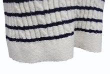 Load image into Gallery viewer, 極美品 CHANEL シャネル 23SS ニットワンピース P74153K10655 サイズ36 ココマーク ボーダー アイボリー ネイビー 背中開き 中古 4b004130