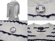 Load image into Gallery viewer, 極美品 CHANEL シャネル 23SS ニットワンピース P74153K10655 サイズ36 ココマーク ボーダー アイボリー ネイビー 背中開き 中古 4b004130