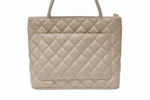 Load image into Gallery viewer, CHANEL シャネル 復刻トート トートバッグ A01804 7番台 ココマーク キャビアスキン ベージュ ゴールド金具 美品 中古 4b004174