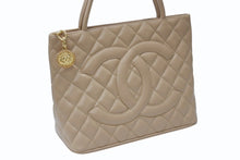 Load image into Gallery viewer, CHANEL シャネル 復刻トート トートバッグ A01804 7番台 ココマーク キャビアスキン ベージュ ゴールド金具 美品 中古 4b004174