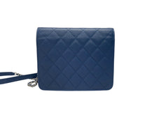 Load image into Gallery viewer, 極美品 CHANEL シャネル チェーンウォレット 17 ショルダーバッグ ココマーク 24番台 ブルー シルバー金具 中古 4b004175