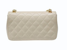 Load image into Gallery viewer, CHANEL シャネル ミニマトラッセ ショルダーバッグ チェーンショルダーバッグ 1番台 ラムスキン ベージュ ゴールド金具 美品 中古 4b004176