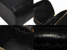 Load image into Gallery viewer, 極美品 CHANEL シャネル バニティ ハンドバッグ ブラック キャビアスキン 3番台 ココマーク ロゴ 小物入れ ゴールド金具 中古 4b004192