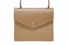 Load image into Gallery viewer, CHANEL シャネル マトラッセ ハンドバッグ ココマーク 5番台 キャビアスキン ベージュ ゴールド金具 美品 中古 4b004220