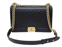 Load image into Gallery viewer, CHANEL シャネル ボーイシャネル 28 ラージ チェーン ショルダーバッグ 21番台 ラムスキン ブラック ゴールド金具 ココマーク 美品 中古 4b004232