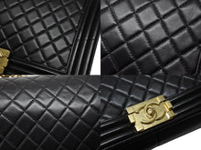 Load image into Gallery viewer, CHANEL シャネル ボーイシャネル 28 ラージ チェーン ショルダーバッグ 21番台 ラムスキン ブラック ゴールド金具 ココマーク 美品 中古 4b004232