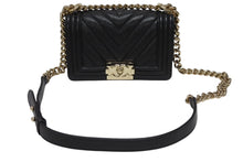 Load image into Gallery viewer, 極美品 CHANEL シャネル ボーイシャネル シェブロン Vステッチ チェーン ショルダーバッグ 28番台 キャビアスキン ココマーク ブラック ゴールド金具 中古 4b004256