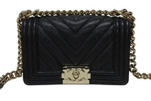 Load image into Gallery viewer, 極美品 CHANEL シャネル ボーイシャネル シェブロン Vステッチ チェーン ショルダーバッグ 28番台 キャビアスキン ココマーク ブラック ゴールド金具 中古 4b004256