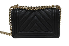 Load image into Gallery viewer, 極美品 CHANEL シャネル ボーイシャネル シェブロン Vステッチ チェーン ショルダーバッグ 28番台 キャビアスキン ココマーク ブラック ゴールド金具 中古 4b004256