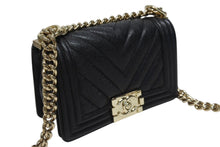 Load image into Gallery viewer, 極美品 CHANEL シャネル ボーイシャネル シェブロン Vステッチ チェーン ショルダーバッグ 28番台 キャビアスキン ココマーク ブラック ゴールド金具 中古 4b004256