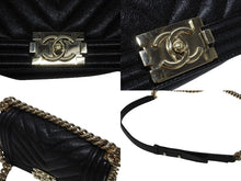 Load image into Gallery viewer, 極美品 CHANEL シャネル ボーイシャネル シェブロン Vステッチ チェーン ショルダーバッグ 28番台 キャビアスキン ココマーク ブラック ゴールド金具 中古 4b004256