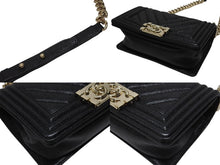 Load image into Gallery viewer, 極美品 CHANEL シャネル ボーイシャネル シェブロン Vステッチ チェーン ショルダーバッグ 28番台 キャビアスキン ココマーク ブラック ゴールド金具 中古 4b004256