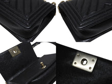 Load image into Gallery viewer, 極美品 CHANEL シャネル ボーイシャネル シェブロン Vステッチ チェーン ショルダーバッグ 28番台 キャビアスキン ココマーク ブラック ゴールド金具 中古 4b004256