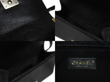 Load image into Gallery viewer, 極美品 CHANEL シャネル ボーイシャネル シェブロン Vステッチ チェーン ショルダーバッグ 28番台 キャビアスキン ココマーク ブラック ゴールド金具 中古 4b004256