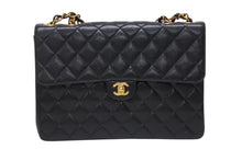 Load image into Gallery viewer, 極美品 CHANEL シャネル マトラッセ30 シングルフラップ チェーン ショルダーバッグ キャビアスキン 7番台 ブラック ゴールド金具 中古 4b004260