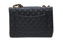 Load image into Gallery viewer, 極美品 CHANEL シャネル マトラッセ30 シングルフラップ チェーン ショルダーバッグ キャビアスキン 7番台 ブラック ゴールド金具 中古 4b004260