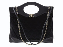 Load image into Gallery viewer, CHANEL シャネル3ココマーク シャネル31 ショルダーバッグ 28番台 ラムスキン ベルベット ブラック ゴールド金具 美品 中古 4b004261