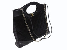 Load image into Gallery viewer, CHANEL シャネル3ココマーク シャネル31 ショルダーバッグ 28番台 ラムスキン ベルベット ブラック ゴールド金具 美品 中古 4b004261