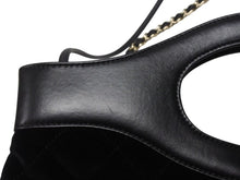 Load image into Gallery viewer, CHANEL シャネル3ココマーク シャネル31 ショルダーバッグ 28番台 ラムスキン ベルベット ブラック ゴールド金具 美品 中古 4b004261