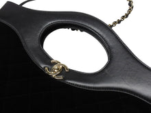 Load image into Gallery viewer, CHANEL シャネル3ココマーク シャネル31 ショルダーバッグ 28番台 ラムスキン ベルベット ブラック ゴールド金具 美品 中古 4b004261