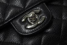 Load image into Gallery viewer, CHANEL シャネル マトラッセ25 チェーンショルダーバッグ ココマーク 19番台 キャビアスキン ブラック シルバー金具 美品 中古 4b004263