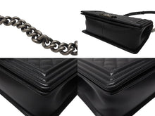 Load image into Gallery viewer, 極美品 CHANEL シャネル ボーイシャネル25 フルフラップ チェーンショルダーバッグ A67086 26番台 キャビアスキン ブラック 中古 4b004294