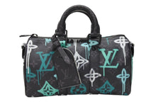 Load image into Gallery viewer, 極美品 LOUISVUITTON ルイヴィトン キーポルバンドリエール25 ハンドバッグ グラフィティ M21399 モノグラムエクリプスキャンバス 中古 4b004316