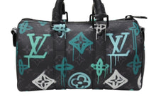 Load image into Gallery viewer, 極美品 LOUISVUITTON ルイヴィトン キーポルバンドリエール25 ハンドバッグ グラフィティ M21399 モノグラムエクリプスキャンバス 中古 4b004316