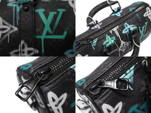 Load image into Gallery viewer, 極美品 LOUISVUITTON ルイヴィトン キーポルバンドリエール25 ハンドバッグ グラフィティ M21399 モノグラムエクリプスキャンバス 中古 4b004316