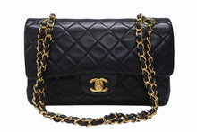 Load image into Gallery viewer, CHANEL シャネル マトラッセ23 Wフラップ Wチェーンショルダーバッグ 5番台 ラムスキン ココマーク ブラック ゴールド金具 美品 中古 4b004323