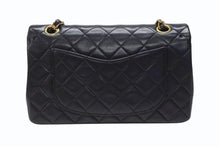 Load image into Gallery viewer, CHANEL シャネル マトラッセ23 Wフラップ Wチェーンショルダーバッグ 5番台 ラムスキン ココマーク ブラック ゴールド金具 美品 中古 4b004323