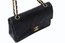 Load image into Gallery viewer, CHANEL シャネル マトラッセ２３ ココマーク チェーンショルダー ブラック ラムスキン ゴールド金具 1番台 美品 中古 4b004327