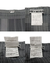Load image into Gallery viewer, ISSEY MIYAKE イッセイミヤケ グラデーション プリーツ スカート IM11FG235 グレー ポリエステル 2 美品 中古 4b004345