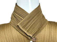 Load image into Gallery viewer, 極美品 ISSEY MIYAKE イッセイミヤケ プリーツハイネックカットソー PLEATS PLEASE プリーツプリーズ ベージュ サイズM 中古 4b004346