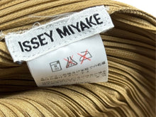 Load image into Gallery viewer, 極美品 ISSEY MIYAKE イッセイミヤケ プリーツハイネックカットソー PLEATS PLEASE プリーツプリーズ ベージュ サイズM 中古 4b004346