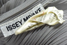 Load image into Gallery viewer, ISSEY MIYAKE イッセイミヤケ プリーツ カットソー IM13JK554 グレー ポリエステル サイズM 美品 中古 4b004349